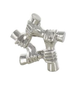 Escultura plateada con manos agarrando